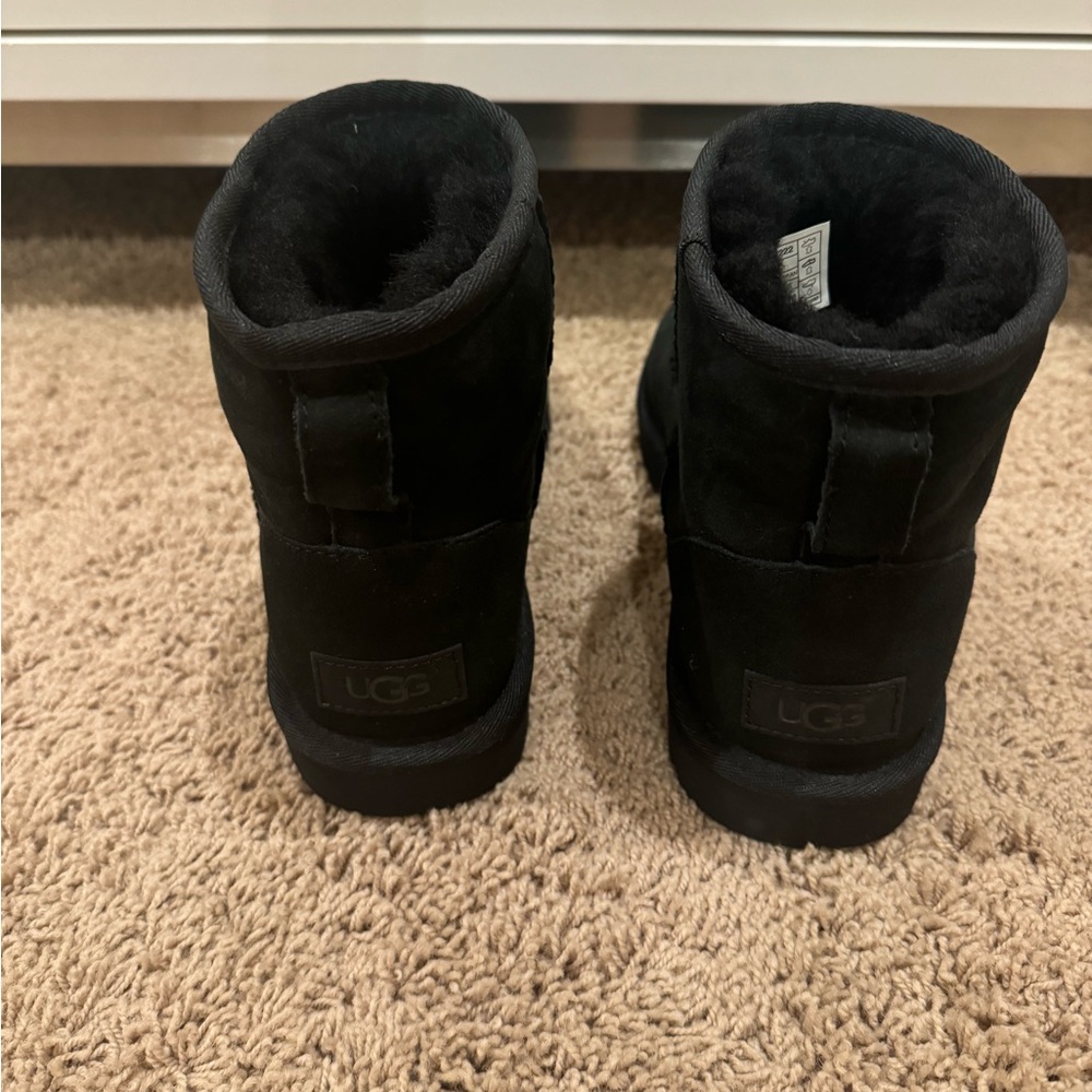Authentic New Woman’s classic Mini Ugg Boot Size US 8 - Picture 8 of 8